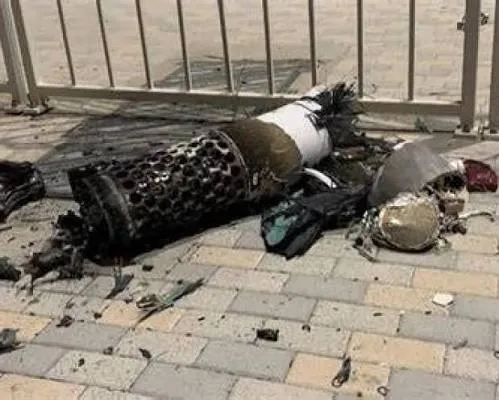 الشرطة تحذر المواطنين من شظايا الصواريخ وتدعو للبقاء في الطوابق السفلية وتجنب لمس الأجسام المشبوهة